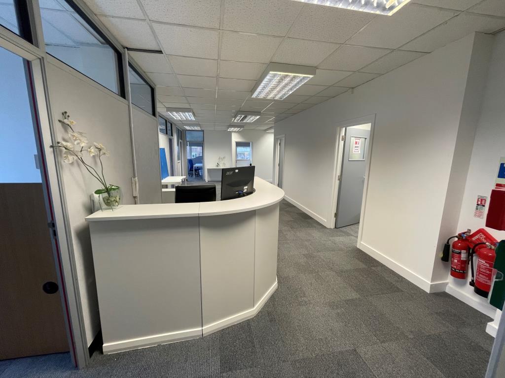 Lot: 23 - SUBSTANTIAL FREEHOLD OFFICE PREMISES WITH CAR PARK IN PROMINENT LOCATION - Reception area/office corridor